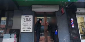 巡逻民警将拾到的手提袋归还失主